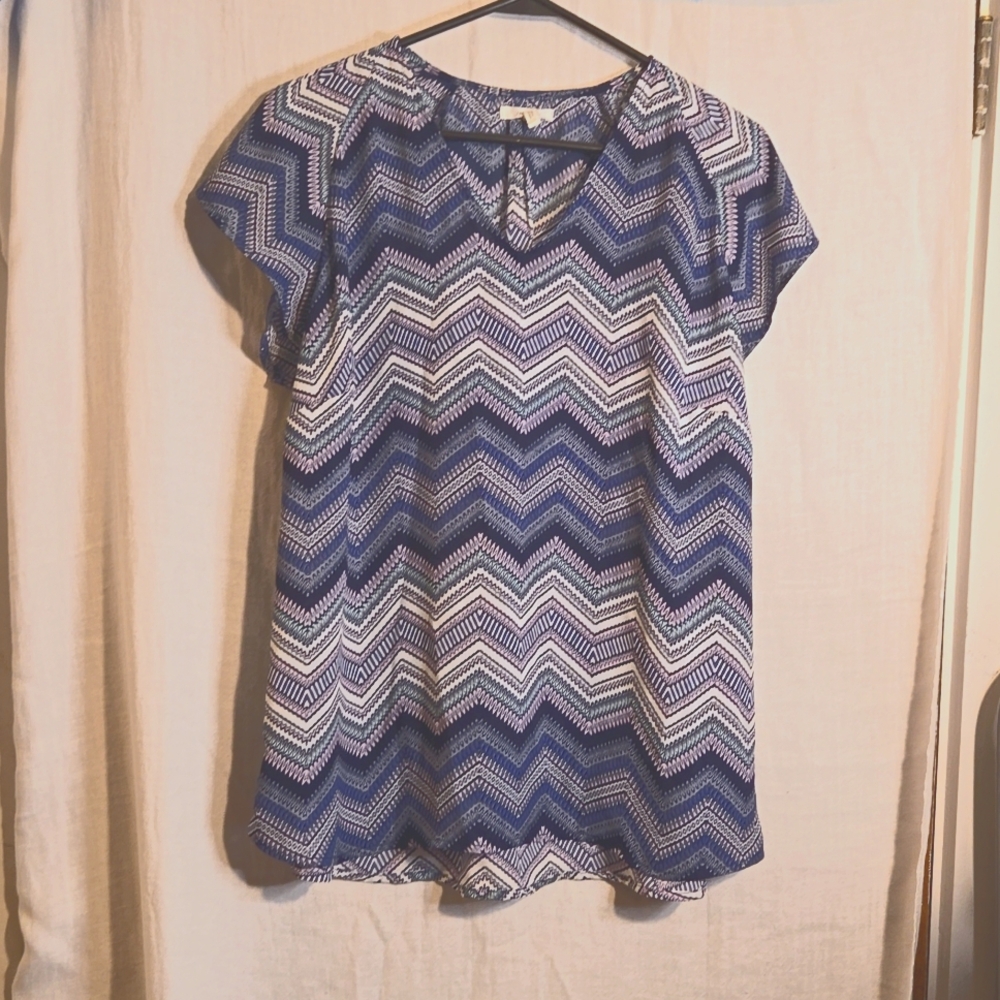 Maurices Chevron Purples Blues Womens Size Large Blouse Short Sleeve Lightweight